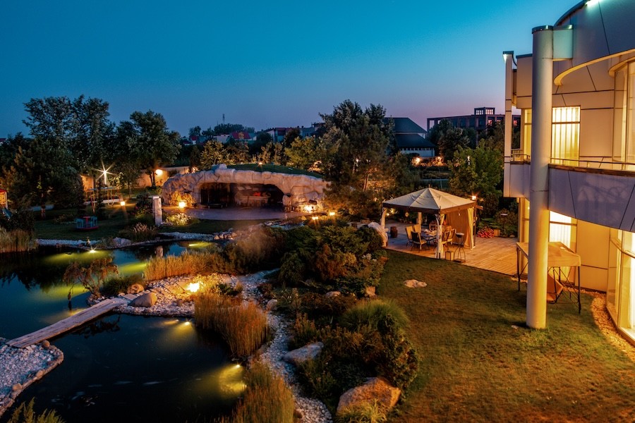 why-a-professional-team-is-best-for-a-landscape-lighting-system-installation